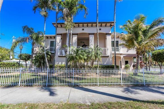 1647 Hollywood Blvd, Hollywood FL 33020