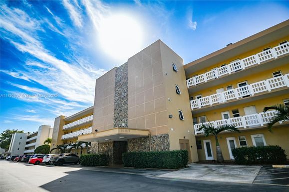 202 SE 10th St # 206, Dania Beach FL 33004