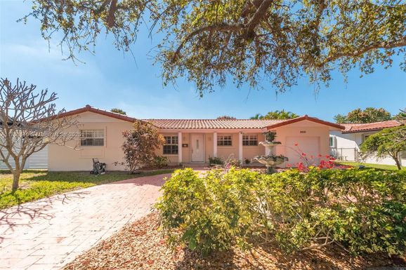 6930 Seagrape Ter, Miami Lakes FL 33014
