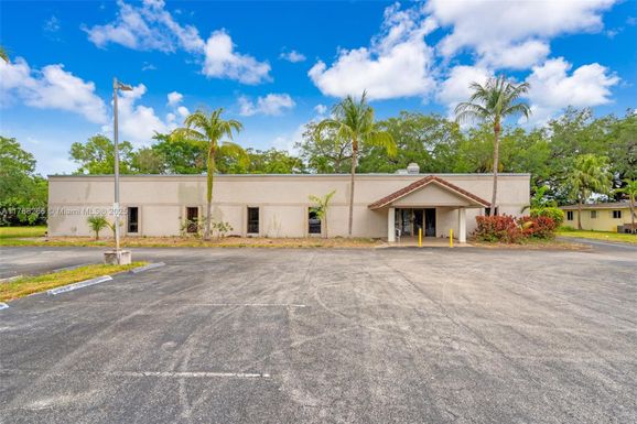 1475 NE 199th St, Miami FL 33179