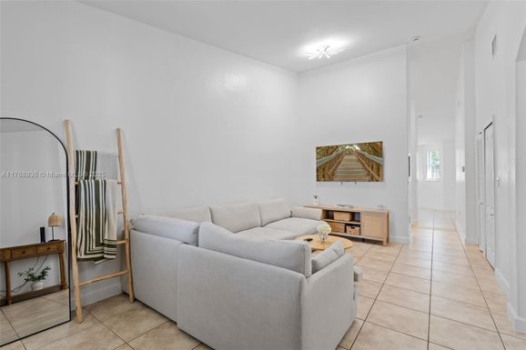 2731 SE 17th Ave # 211, Homestead FL 33035