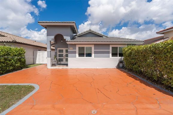 8885 NW 110th St, Hialeah Gardens FL 33018