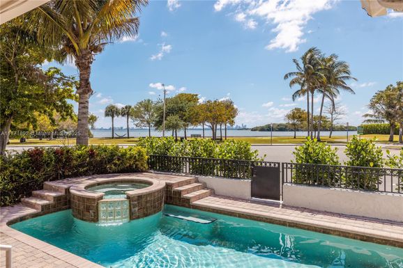 924 NE 71st St, Miami FL 33138