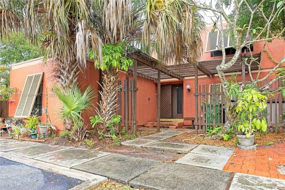 10275 Greenhouse Rd, Pembroke Pines FL 33026