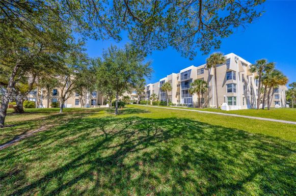 920 NE 199th St # 4S, Miami FL 33179