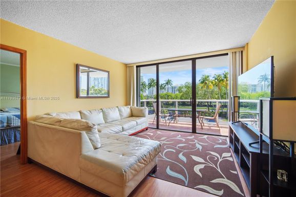 3675 N Country Club Dr # 204, Aventura FL 33180