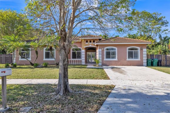 13341 SW 204th St, Miami FL 33177
