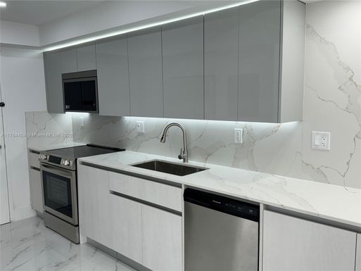 18031 Biscayne Blvd # 502, Aventura FL 33160