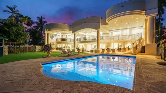 929 N Southlake Dr, Hollywood FL 33019