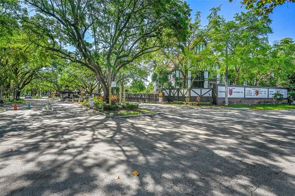 3680 Inverrary Dr # 1X, Lauderhill FL 33319