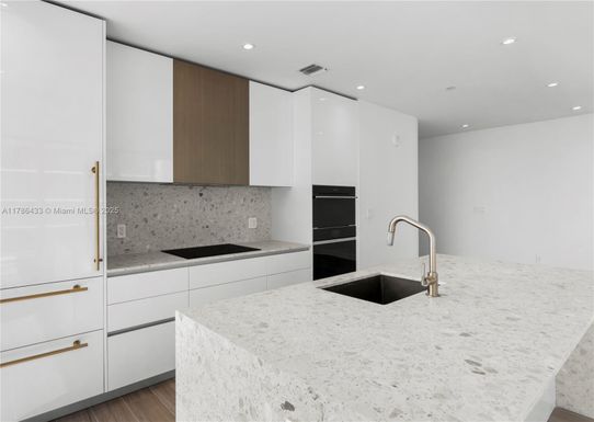 2678 Tigertail Ave # 1707, Miami FL 33133