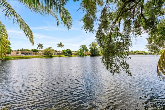 8956 Palm Tree Ln # 8956, Pembroke Pines FL 33024