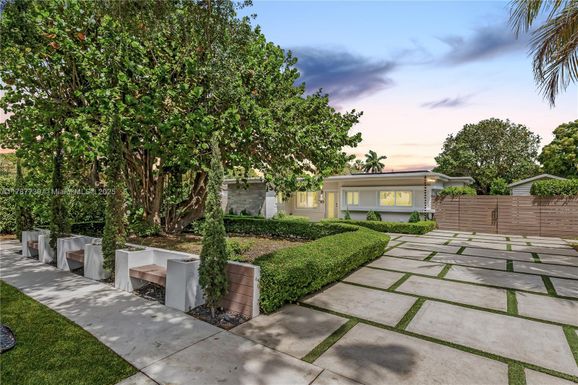 2111 Alamanda Dr, North Miami FL 33181