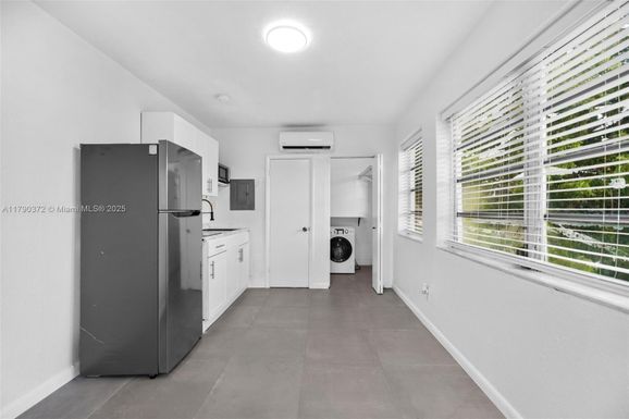 2822 Pine Tree Dr, Miami Beach FL 33140