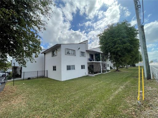 9520 SW 8th St # 211, Miami FL 33174