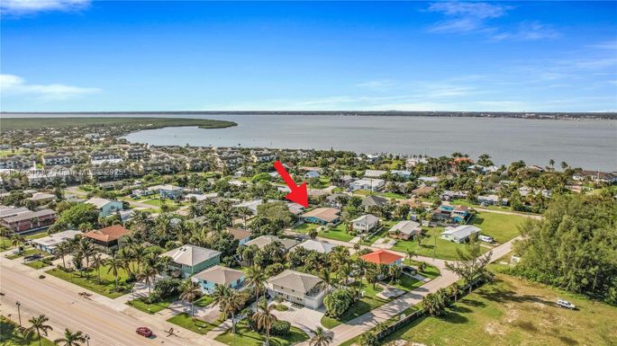 1115 Hernando St, Fort Pierce FL 34949