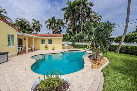1215 Jefferson St, Hollywood FL 33019