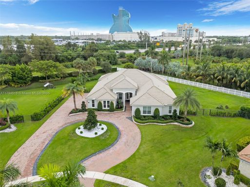 5202 S Sterling Ranch Cir, Davie FL 33314