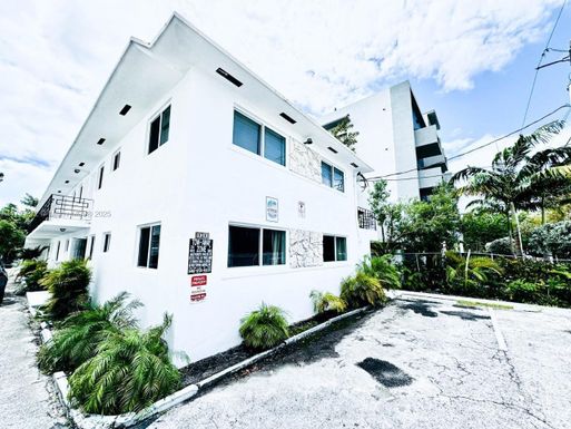 828 SW 2nd St, Miami FL 33130