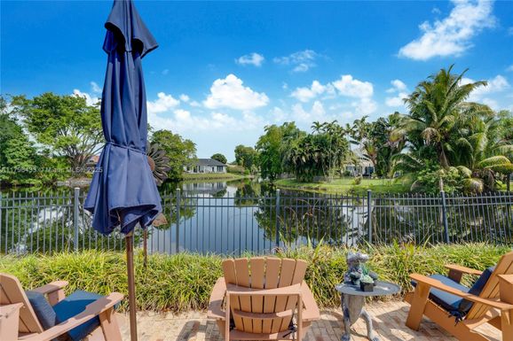 610 Lake Dasha Cir, Plantation FL 33324