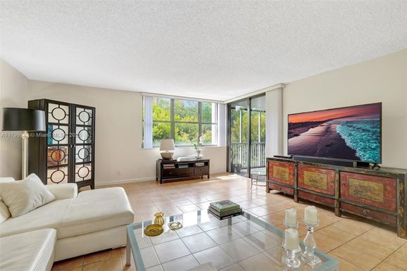 3350 NE 192 St # B, Aventura FL 33180