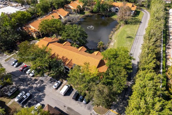 2094 Arbour Walk # 318, Naples FL 34109