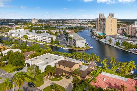 418 Tammarind Dr, Hallandale Beach FL 33009