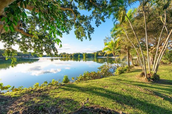9000 School House Rd, Coral Gables FL 33156