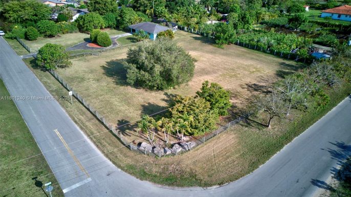 20707 SW 240th St, Homestead FL 33031