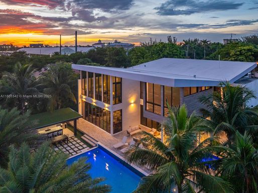 521 Holiday Dr, Hallandale Beach FL 33009