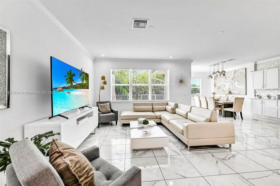 1083 Eucalyptus Dr, Hollywood FL 33021