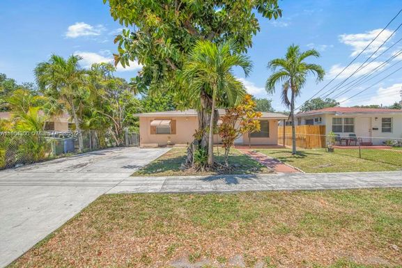 104 SW 7th Ave, Hallandale Beach FL 33009