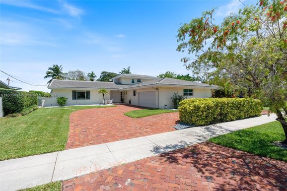 1961 NE 188th St, Miami FL 33179