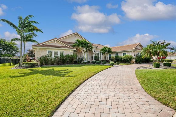 5630 N Sterling Ranch Dr, Davie FL 33314
