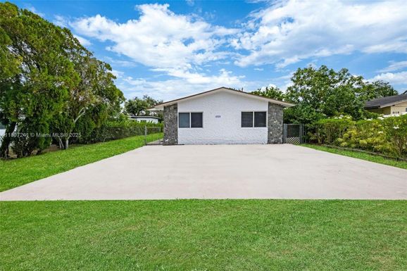 6121 SW 40th Ct, Miramar FL 33023