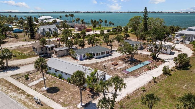 784 S McCall Rd, Englewood FL 34223