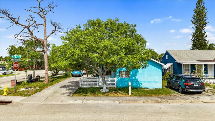 1007 N E St, Lake Worth FL 33460