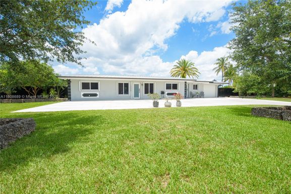 19525 SW 272nd St, Homestead FL 33031