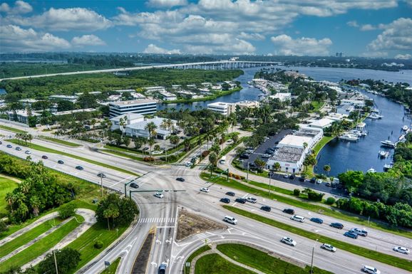 77 Royal Palm Pt, Vero Beach FL 32960