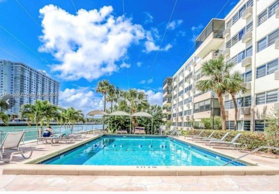 220 Kings Point Dr # 106, Sunny Isles Beach FL 33160