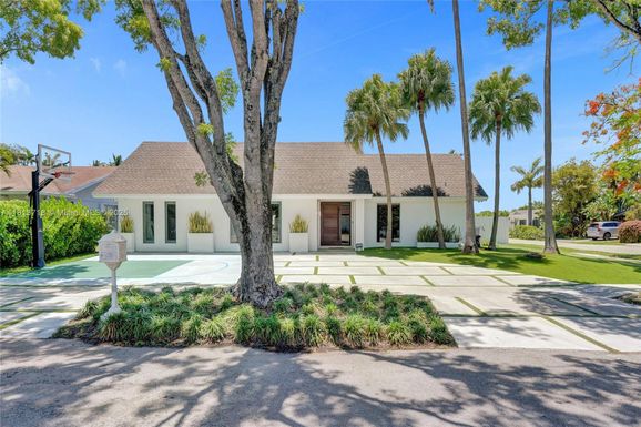 2080 NE 214th St, Miami FL 33179