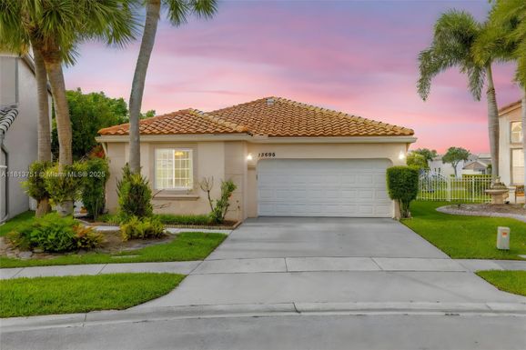 15696 NW 12th Mnr, Pembroke Pines FL 33028