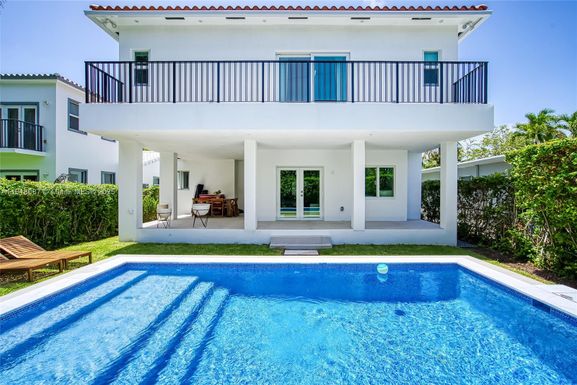719 W 51st St, Miami Beach FL 33140