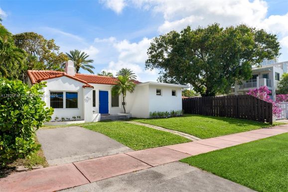 427 W 43rd St, Miami Beach FL 33140