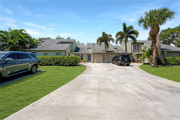 894 NE Sandalwood Pl, Jensen Beach FL 34957