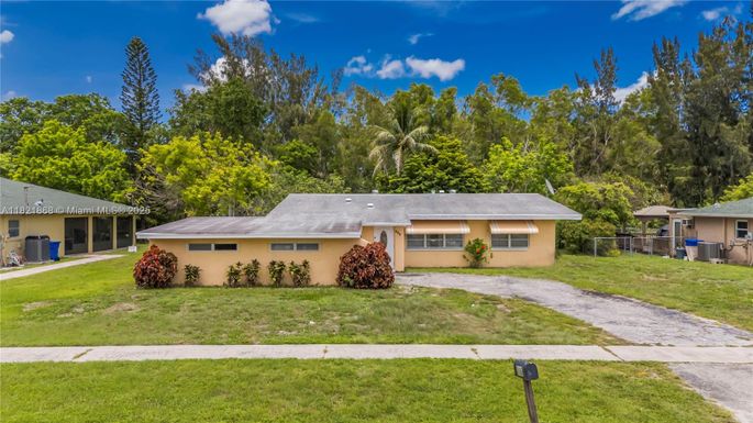 886 Camellia Dr, Royal Palm Beach FL 33411