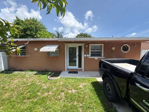 6211 SW 9th Pl, North Lauderdale FL 33068