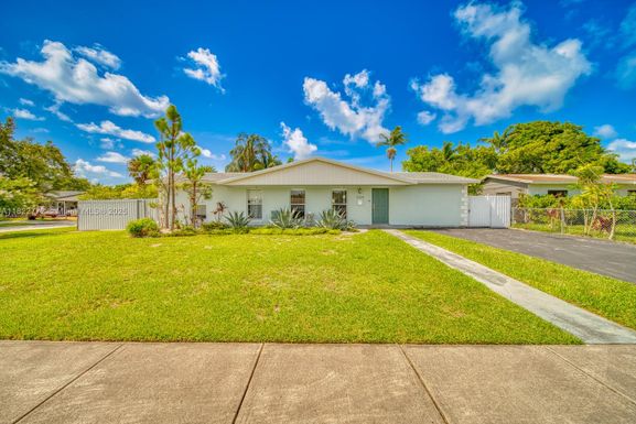 9104 SW 180th St, Palmetto Bay FL 33157
