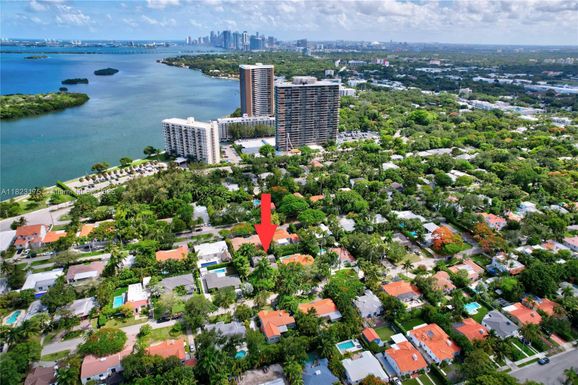 866 NE 72nd St, Miami FL 33138