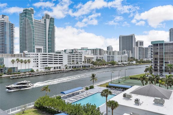 600 Parkview Dr # 624, Hallandale Beach FL 33009